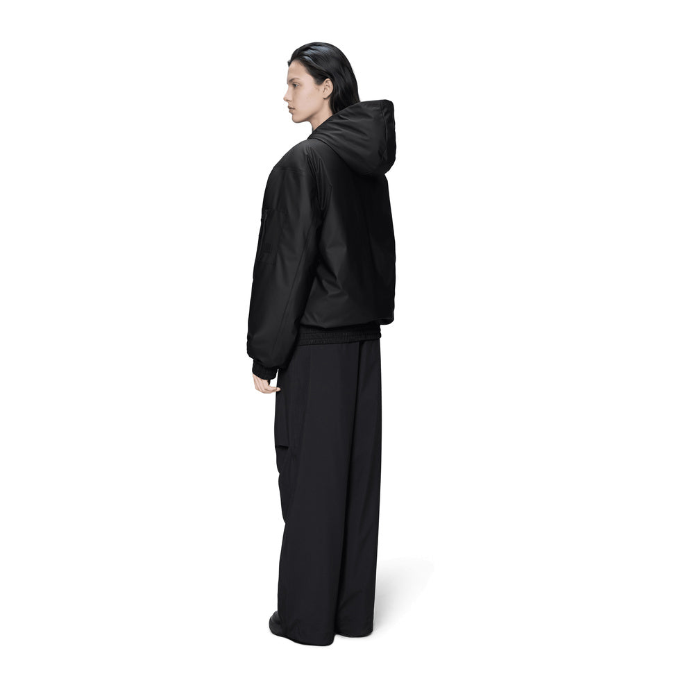 Giacca Rains Lohja Insulated Bomber Jacket Black – indossata da una modella, vista posteriore