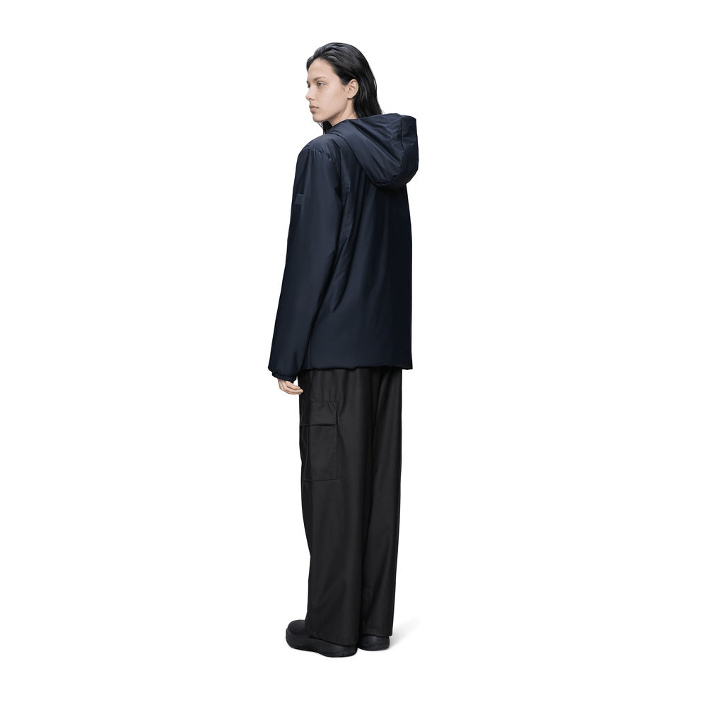 Giacca Rains Lohja Insulated Jacket Navy – indossata da una modella, vista posteriore