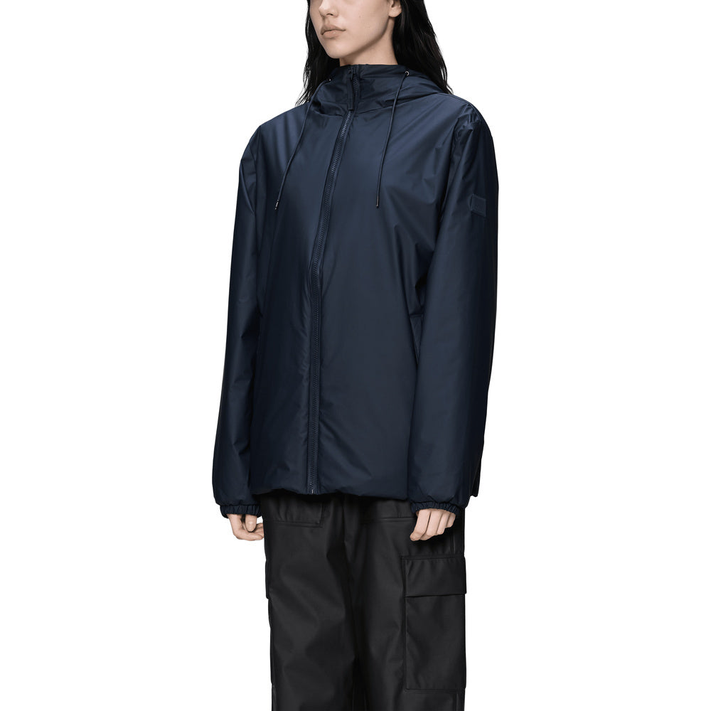 Giacca Rains Lohja Insulated Jacket Navy – primo piano indossata da una modella