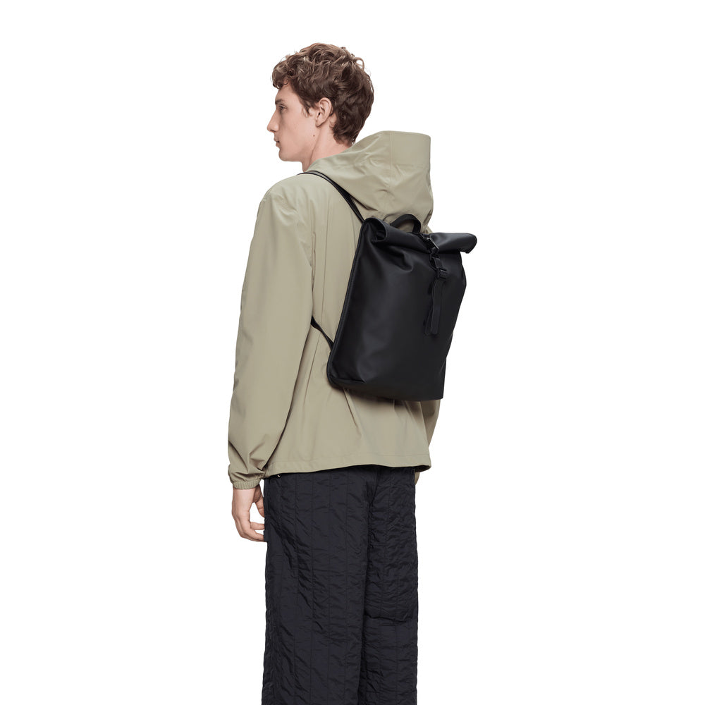 Zaino Rains Rolltop Rucksack Mini Black – indossato da un modello