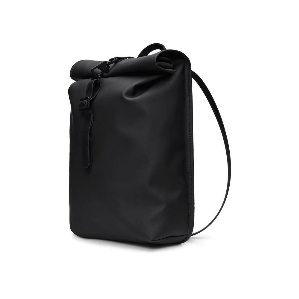 Zaino Rains Rolltop Rucksack Mini Black – vista di tre quarti
