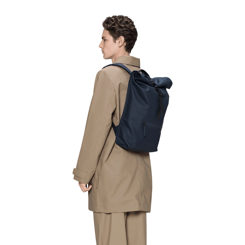 Zaino Rains Rolltop Rucksack Navy – indossato da un modello