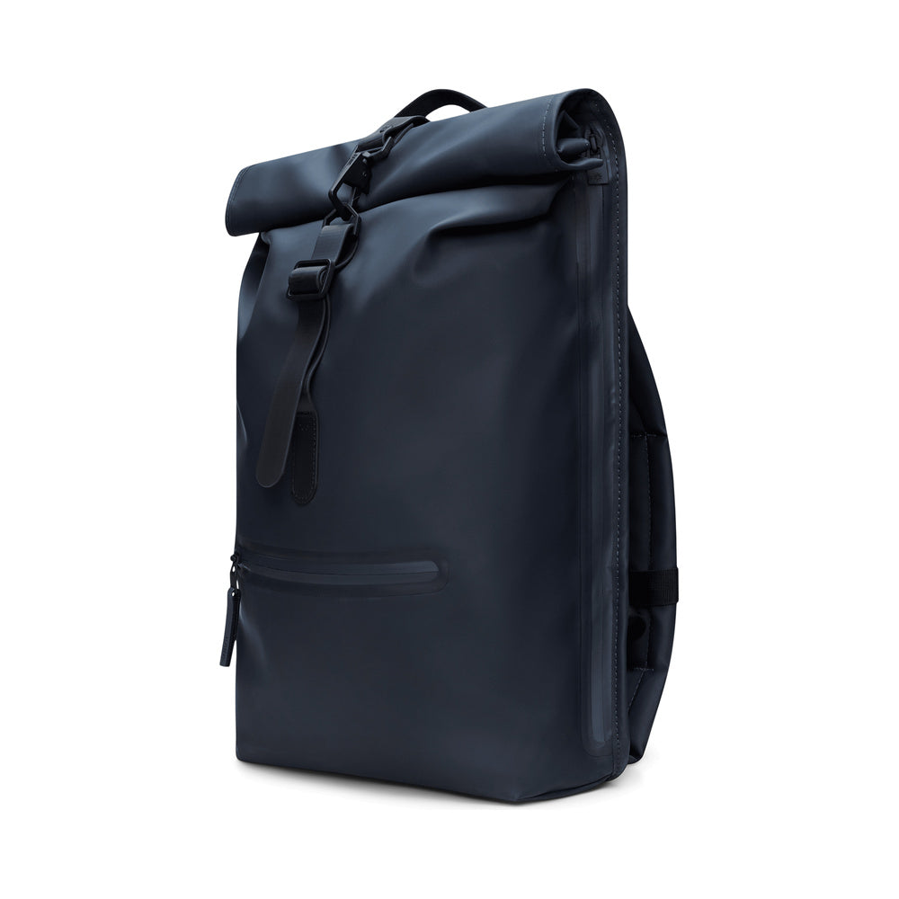 Zaino Rains Rolltop Rucksack Navy – vista di tre quarti