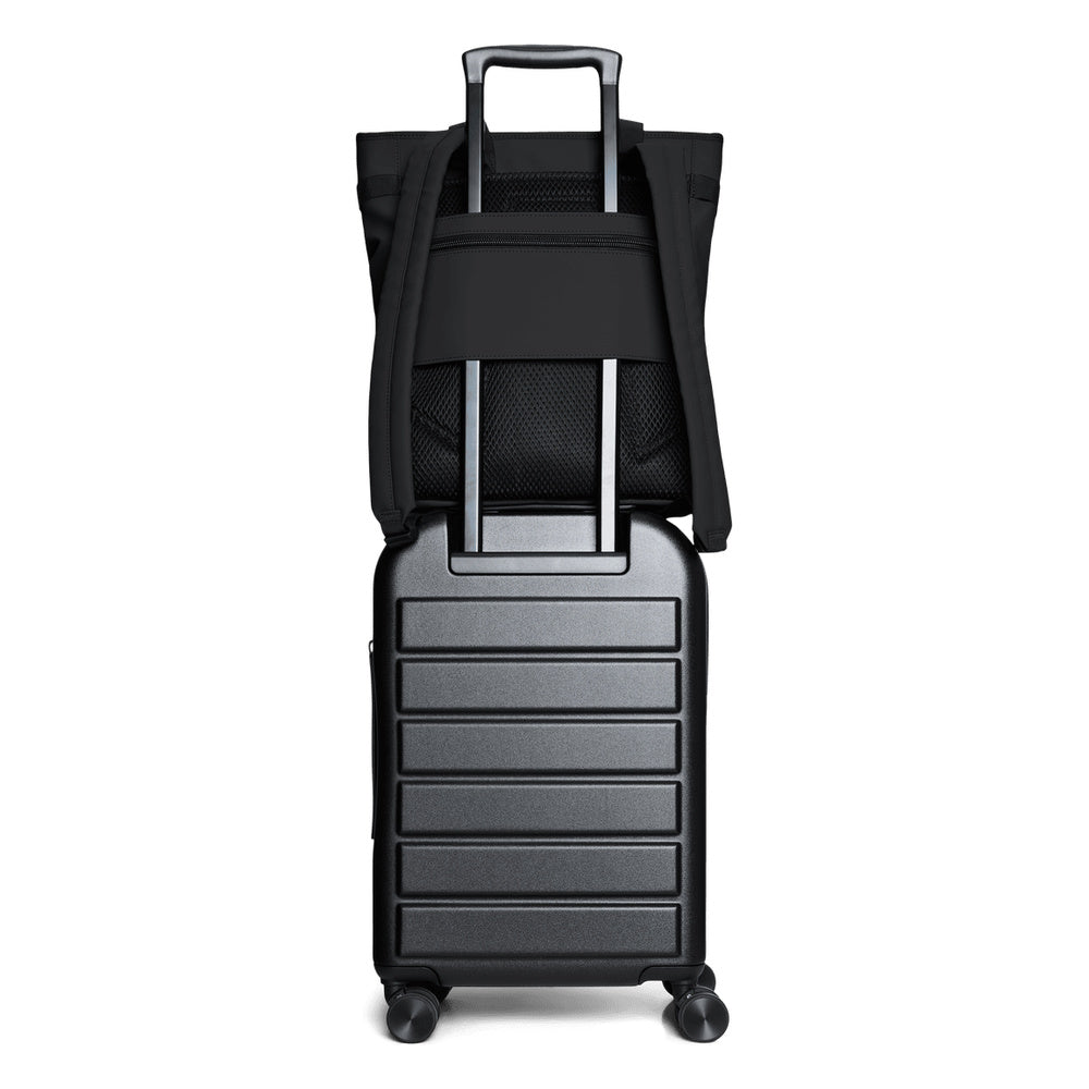 Zaino Rains Texel Tote Backpack Black – vista posteriore con passante per trolley