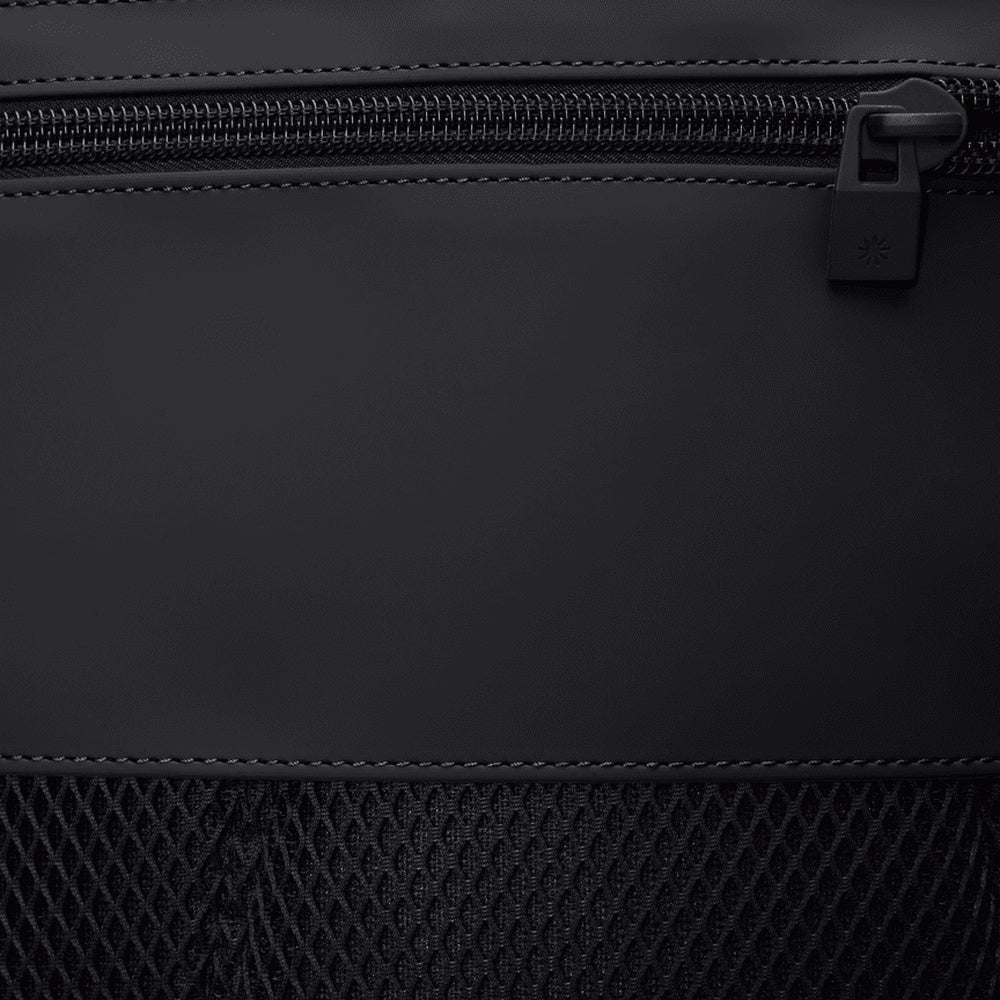 Zaino Rains Texel Tote Backpack Black – dettaglio della zip e del pannello in rete