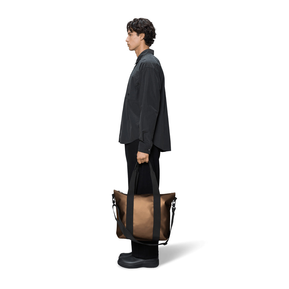 Borsa tote Rains Tote Bag Mini Comet – portata da un modello