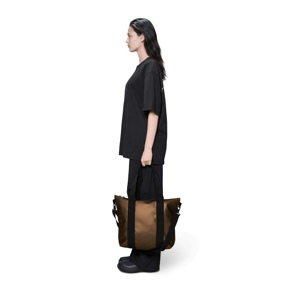 Borsa tote Rains Tote Bag Mini Comet – portata da una modella