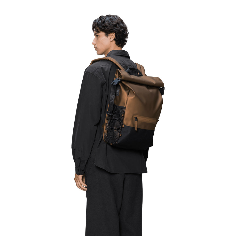 Zaino Rains Trail Mountaineer Rolltop Comet – indossato da un modello