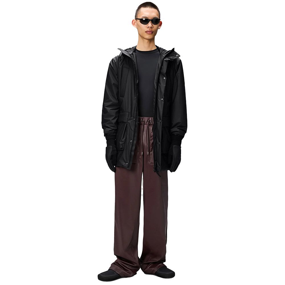 Giacca Rains Lohja Long Insulated Cargo Jacket Black – indossata aperta da un modello