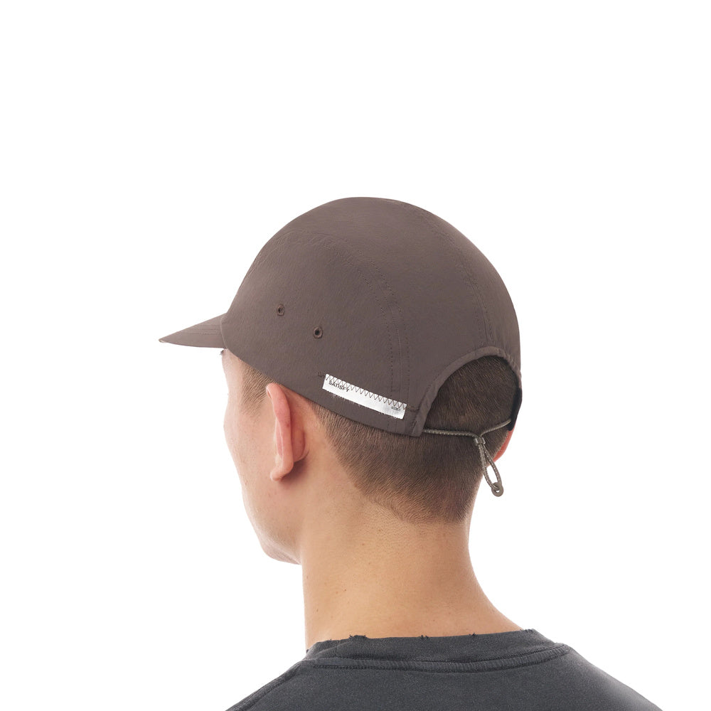 Cappellino Satisfy AmbientWarp Cordura Trail Cap Falcon – indossato da un modello, vista posteriore