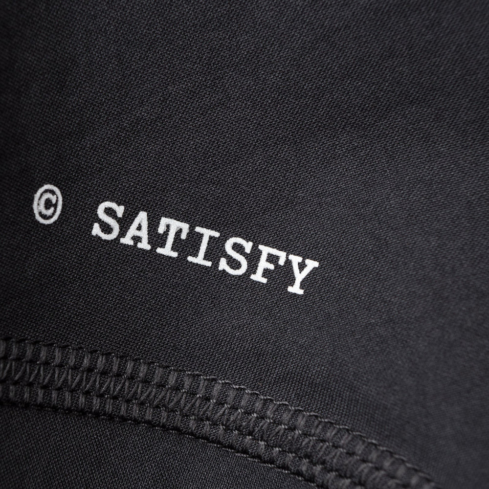 Camicia Satisfy AmbientWarp River Shirt Black – dettaglio del logo ©SATISFY sul retro