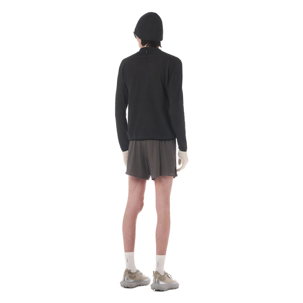 Maglia Satisfy FuzzFleece AD Half-Zip Phantom – indossata da un modello, vista posteriore