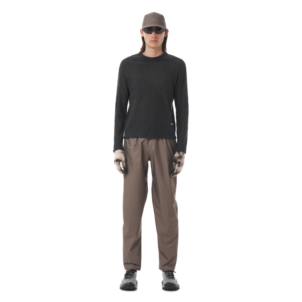 Maglia Satisfy FuzzFleece AD Long Tee Phantom – indossata da un modello, vista frontale