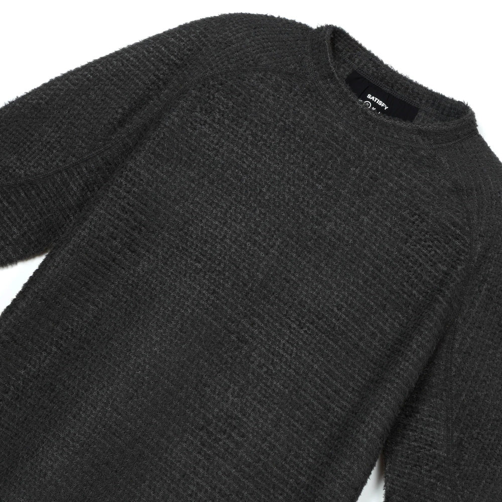 Maglia Satisfy FuzzFleece AD Long Tee Phantom – dettaglio di tre quarti del girocollo