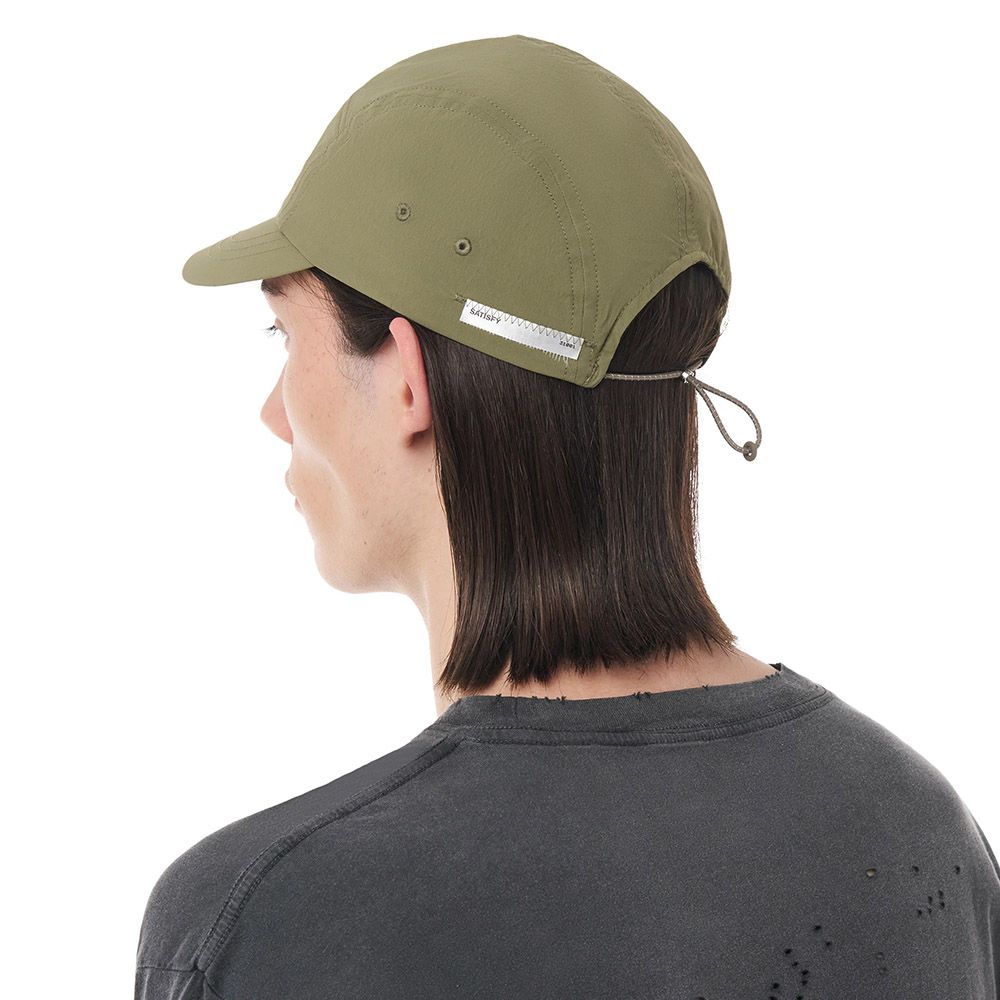 Cappellino Satisfy PeaceShell Cordura Trail Cap Tea – indossato da un modello, vista posteriore