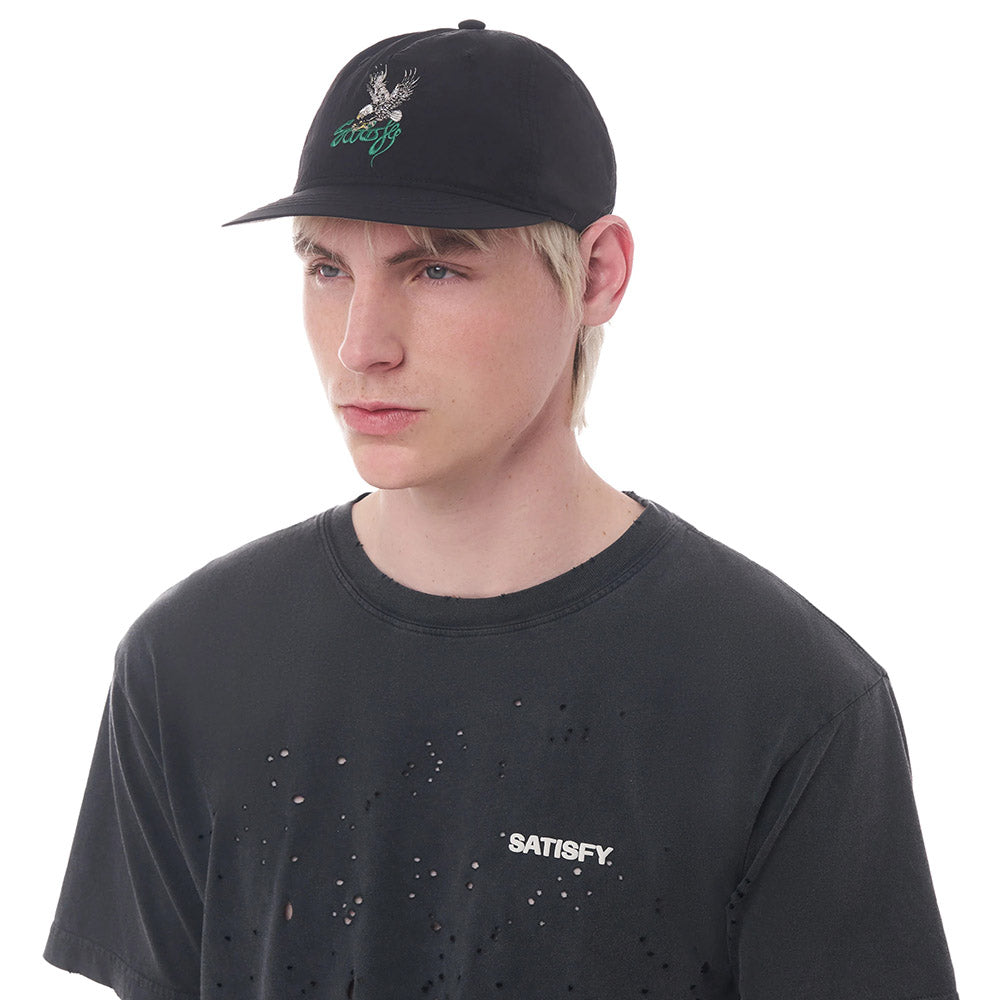Cappellino Satisfy FliteSilk 5-Panel Pinch Cap Black – indossato da un modello, vista frontale