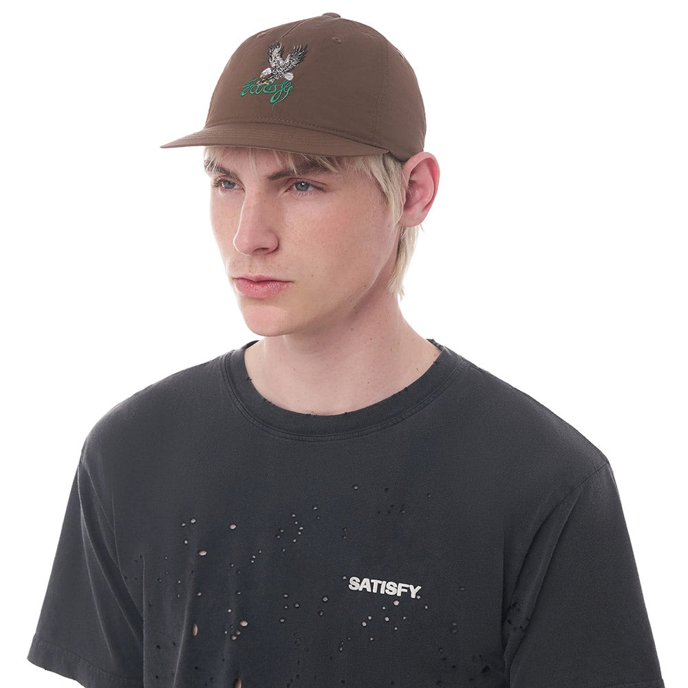 Cappellino Satisfy FliteSilk 5-Panel Pinch Cap Rain Drum – indossato da un modello, vista frontale