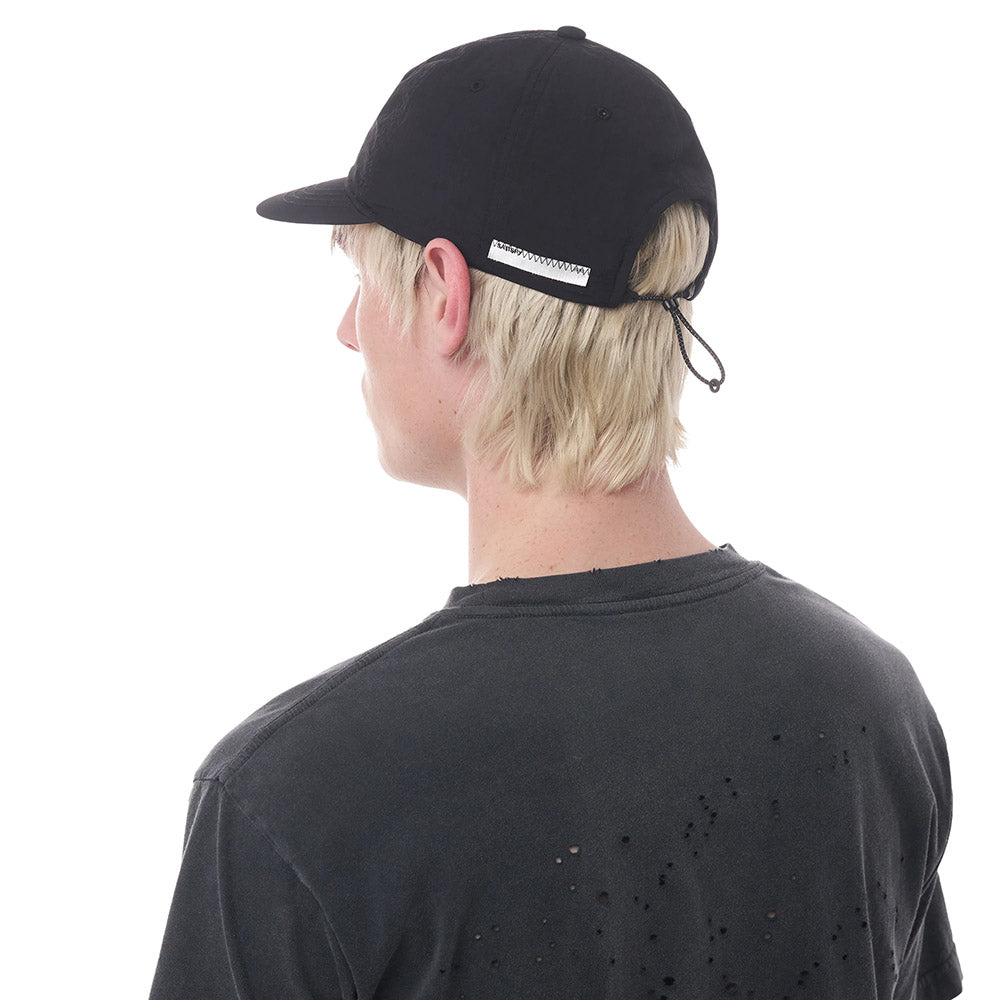 Cappellino Satisfy FliteSilk 5-Panel Pinch Cap Black – indossato da un modello, vista posteriore