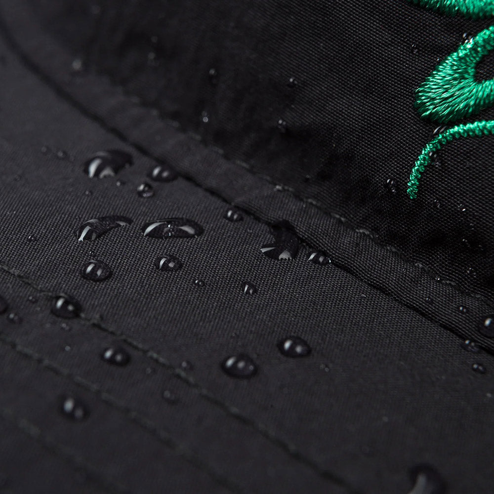 Cappellino Satisfy FliteSilk 5-Panel Pinch Cap Black – dettaglio del tessuto idrorepellente