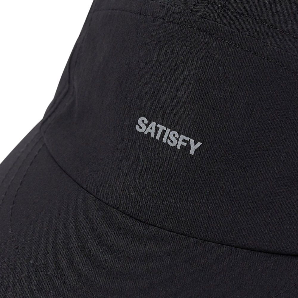 Cappellino Satisfy PeaceShell Cordura Trail Cap Black – dettaglio del logo SATISFY
