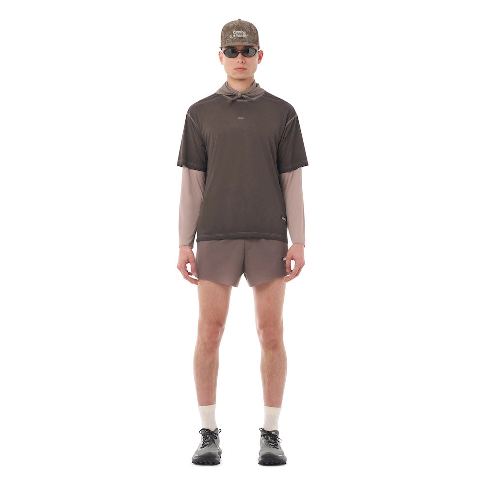T-shirt Satisfy AuraLite T-Shirt Pigment Falcon – indossata da un modello, vista frontale