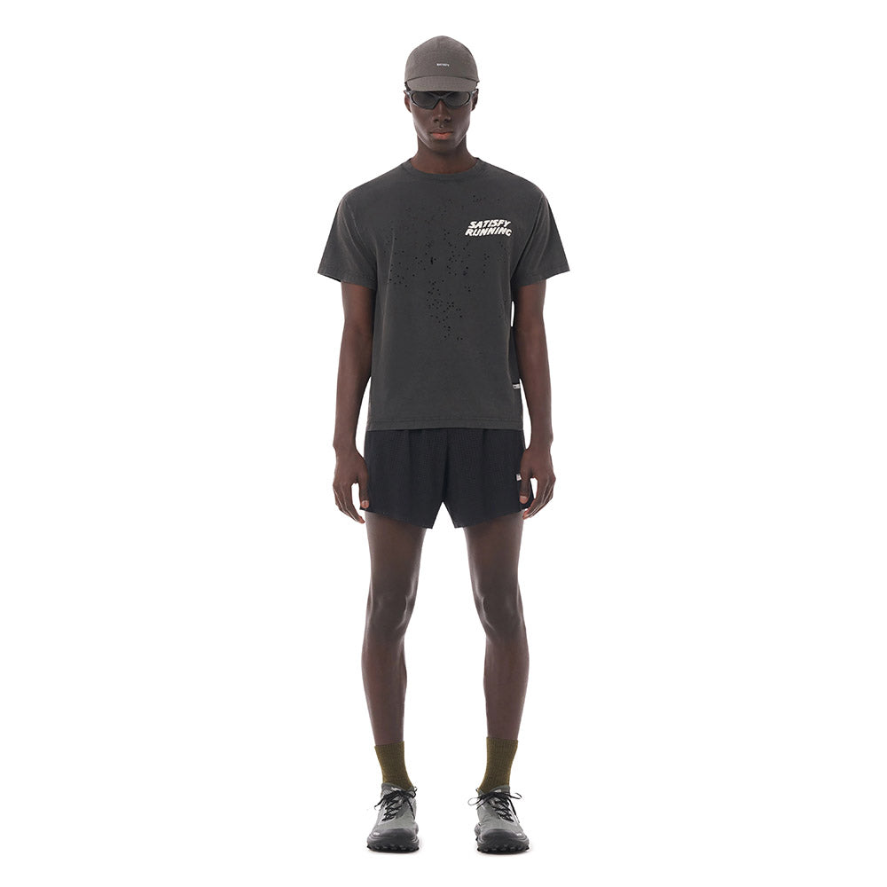 T-shirt Satisfy MothTech T-Shirt Aged Black – indossata da un modello, vista frontale