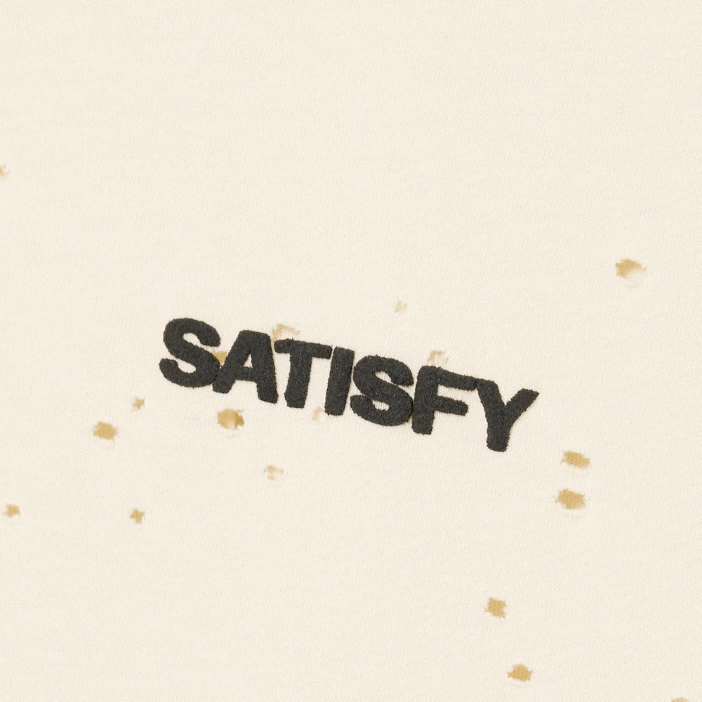 Canotta Satisfy MothTech Muscle Tee Aged Ecru – dettaglio del logo SATISFY in inchiostro puff