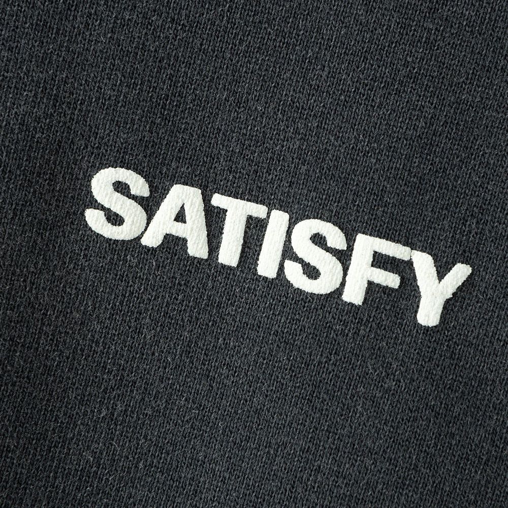 Felpa Satisfy SoftCell Hoodie Aged Black – dettaglio del logo SATISFY in inchiostro puff