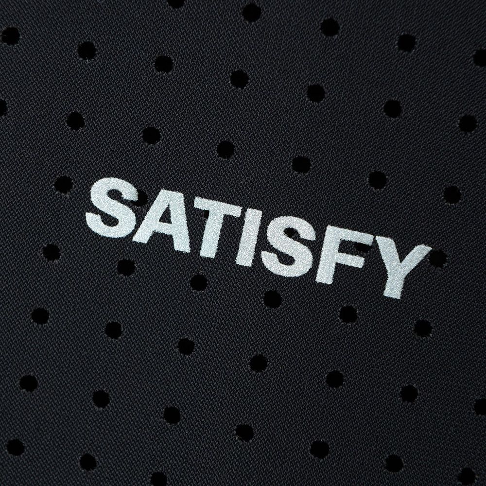 Maglia Satisfy Space-O T-Shirt Black – dettaglio del logo SATISFY sul davanti