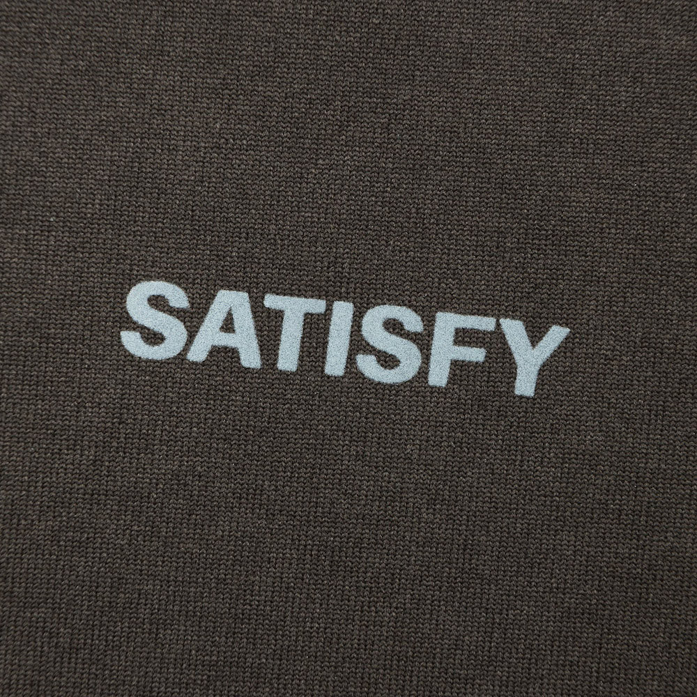 T-shirt Satisfy AuraLite T-Shirt Pigment Falcon – dettaglio del logo SATISFY sul petto