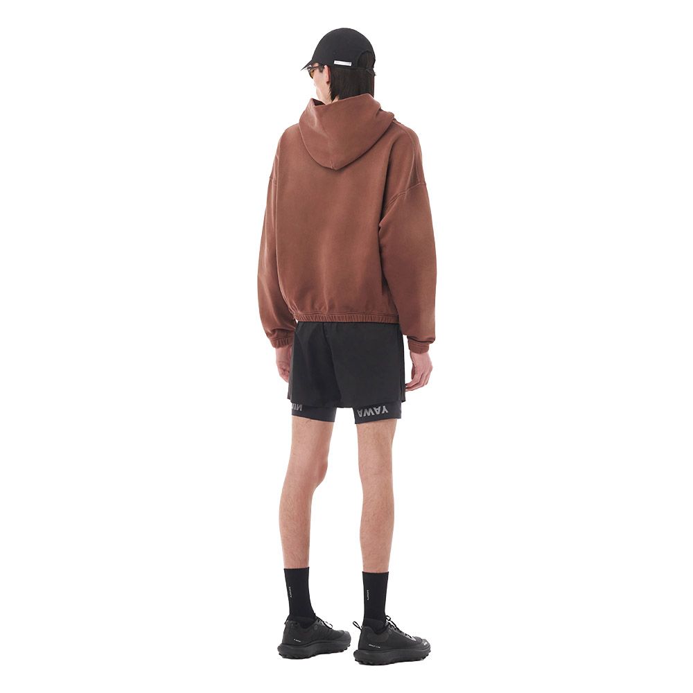 Felpa Satisfy SoftCell Hoodie Sun Bleached Rocky Road – indossata da un modello, vista posteriore
